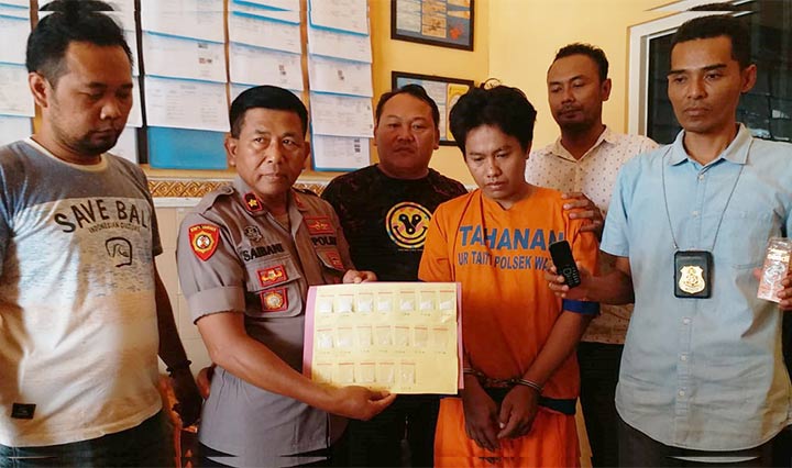 Kaplsek Waru Kompol Saibani memamerkan tersangka beserta barang bukti sabu.