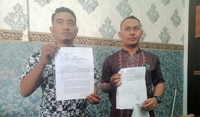 Salamul Huda dan Partner saat menunjukkan somasi Pemkot Probolinggo.