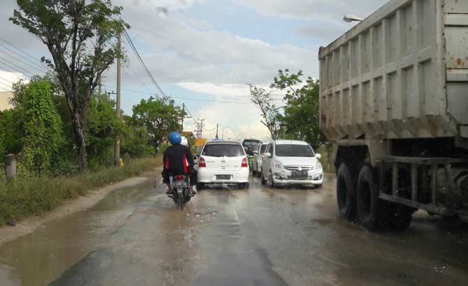 Tampak jalan Daendels yang belepotan lumpur bekas limbah galian. foto: syuhud/ BANGSAONLINE