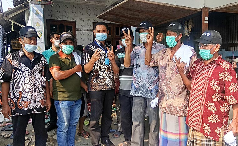 Yuhronur Efendi saat foto bersama warga.