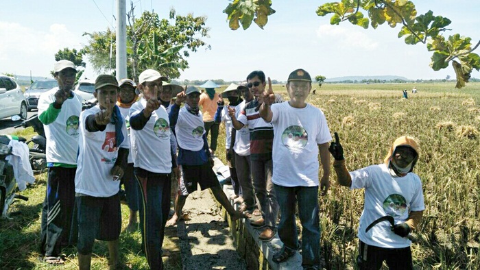 Ketua RGS Jatim Muslih Hasyim bersama petani Plumpang Tuban. Foto: Syuhud/BANGSAONLINE