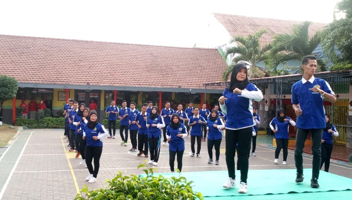 Sebanyak 28 Warga Binaan Pemasyarakatan (WBP) senam Poco-poco di halaman Lembaga Pemasyarakatan (Lapas) Kelas II B Kabupaten Tuban, Minggu (5/8).
