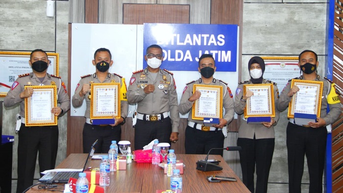 Penghargaan diterima langsung oleh Kasat Lantas Polresta Sidoarjo, Kompol Wikha Ardilestanto.