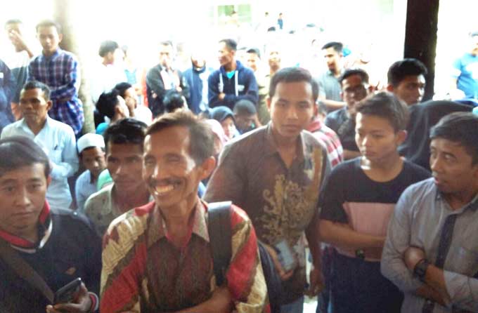 Usai Liburan, Ratusan Warga 'Serbu' Dispendukcapil Pamekasan untuk Urus e-KTP