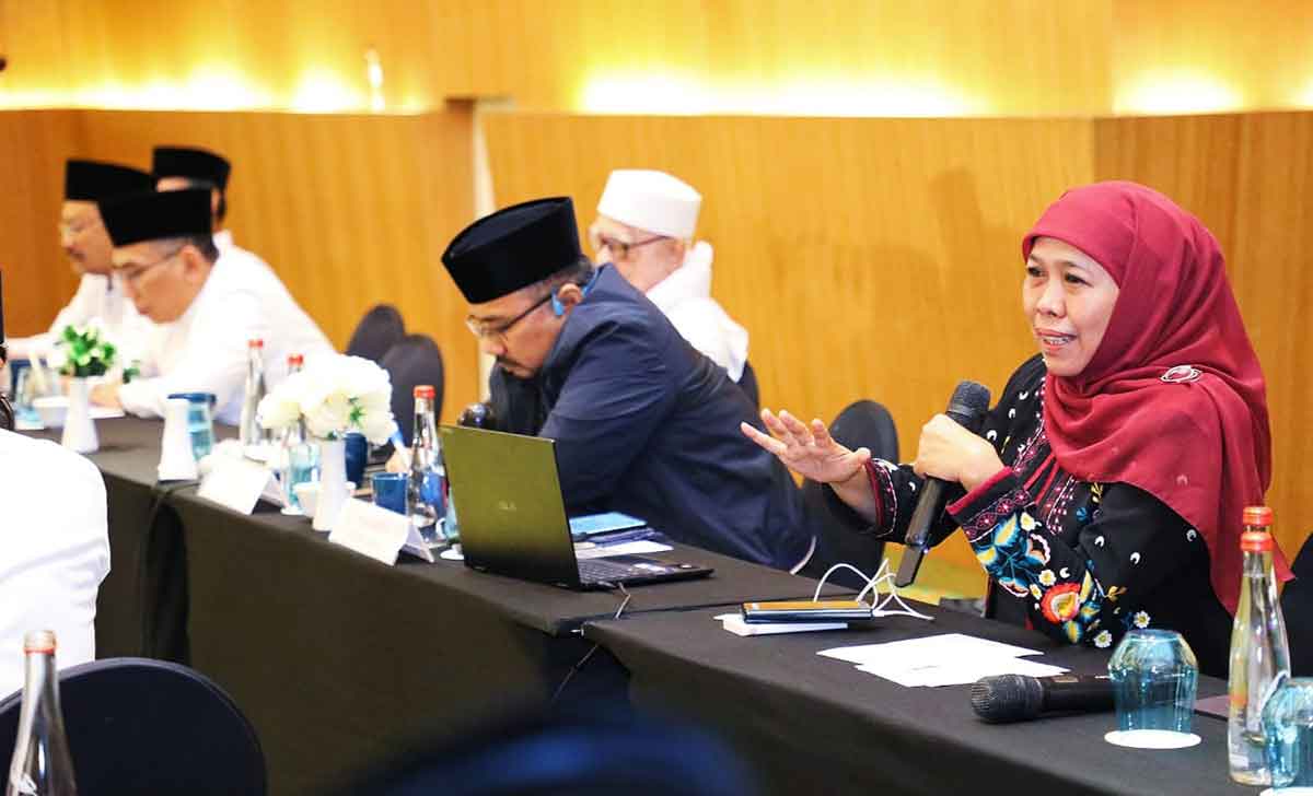 Gubernur Khofifah saat memberi pemaparan.