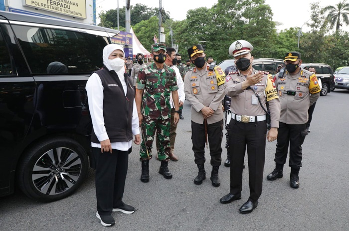 Gubernur Khofifah dalam satu acara bersama Kapolda Jatim.