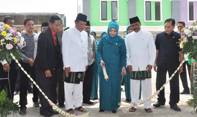 Bupati-Wabup SQ, didampingi Direktur PT Lumbung Putra Kalimantan, M. Sholeh saat peresmian Grosir Pasar Ikan Modern. foto: syuhud/ BANGSAONLINE