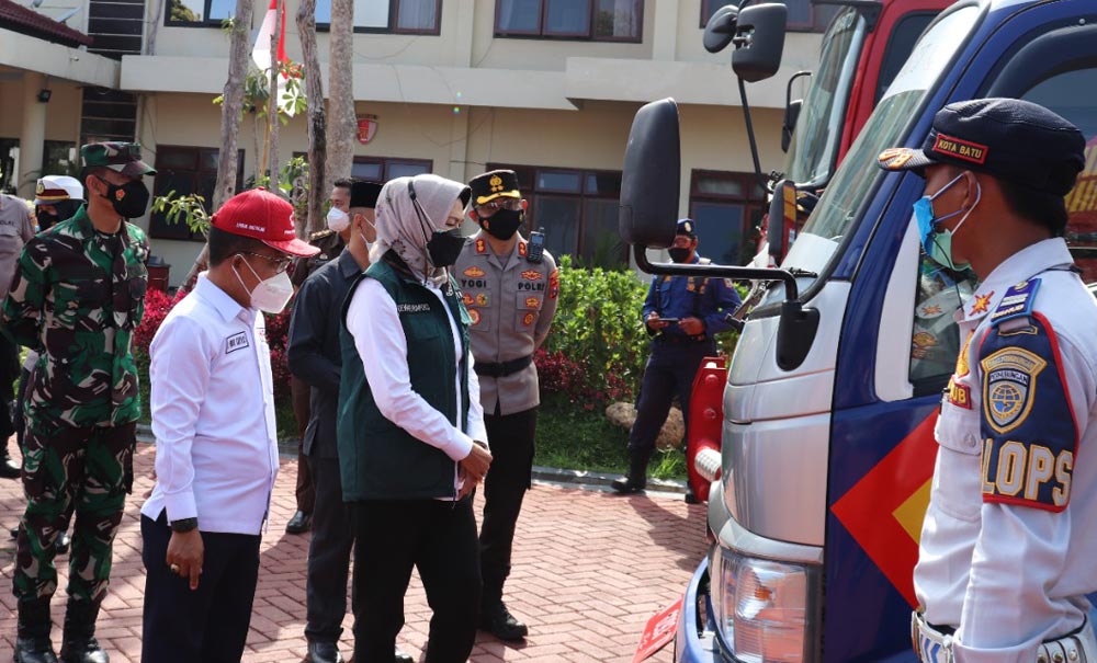 Wali Kota Batu, Dewanti Rumpoko, saat meninjau persiapan menghadapi bencana alam dalam apel siaga bencana di Halaman Mapolres Batu, Selasa (26/10).