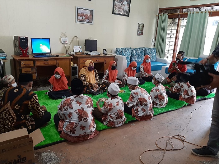 Doa Bersama dengan Anak Yatim pada Peringatan HUT Ke-6 BANGSAONLINE.com