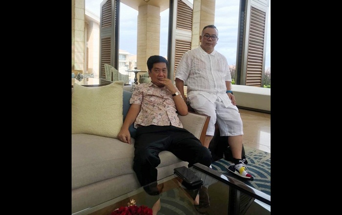 Rendra Tjahjadi didampingi HK Kosasih mengklarifikasi berita yang beredar di media tentang pesta pernikahan anaknya, Jusup Maruta Tjahjadi dan Clarissa Wang.
