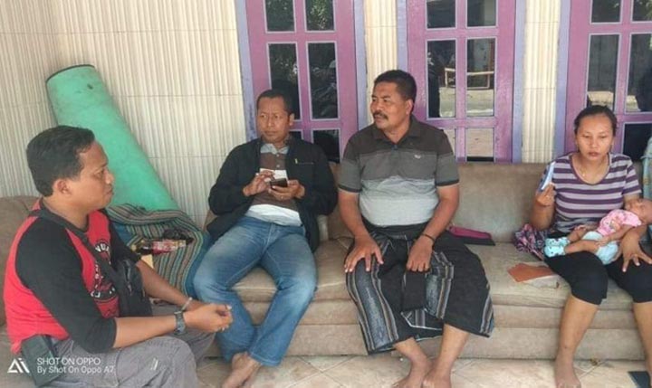 Kanit Reskrim Polsek Candi Iptu Isbahar Buamona (paling kiri) saat di rumah korban.