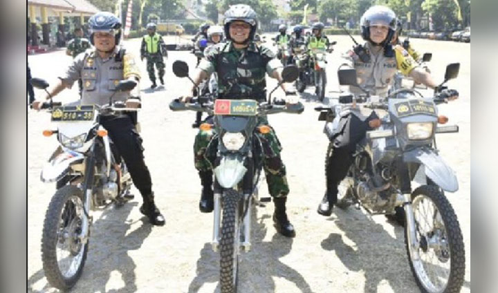 Apel pengamanan pasukan TNI-Polri di Alun-alun Bangil. foto: Andy Fachrudin/ BANGSAONLINE