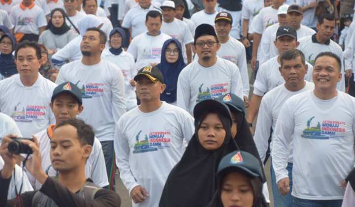 Warga kota Madiun antusias mengikuti kegiatan olahraga bersama dan deklarasi menolak aksi-aksi kerusuhan, Ahad (16/6/2019).