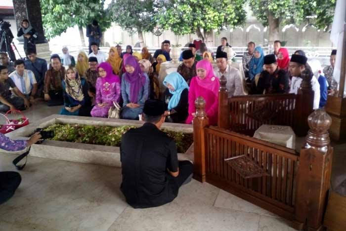 Suasana ziarah rombongan Mensos Khofifah Indar Parawansa di makam Bung Karno. foto: AKINA/ BANGSAONLINE