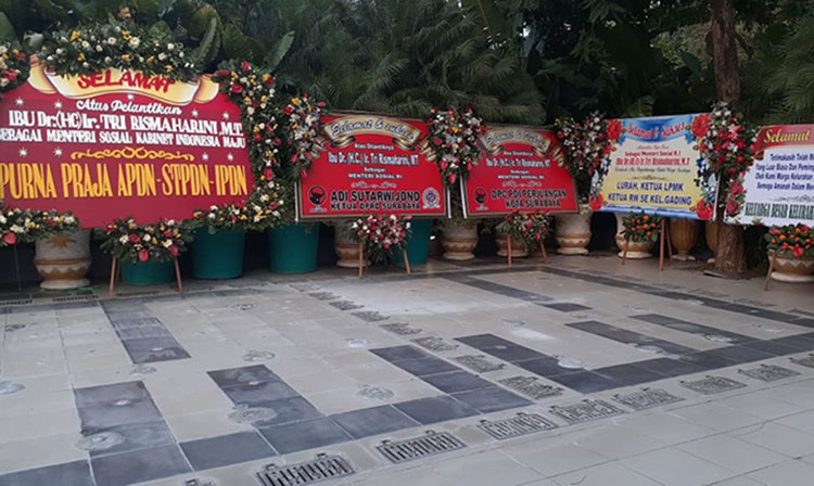 Risma Dilantik Jadi Mensos, Balai Kota dan Kediaman Dibanjiri Karangan Bunga