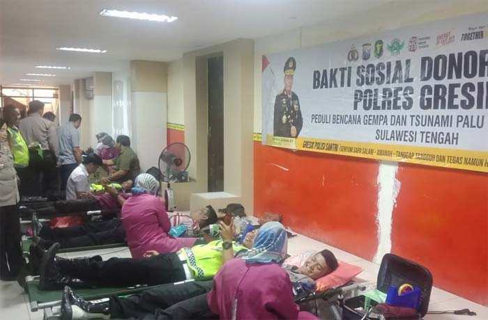 Suasana donor darah yang digelar Polres Gresik.