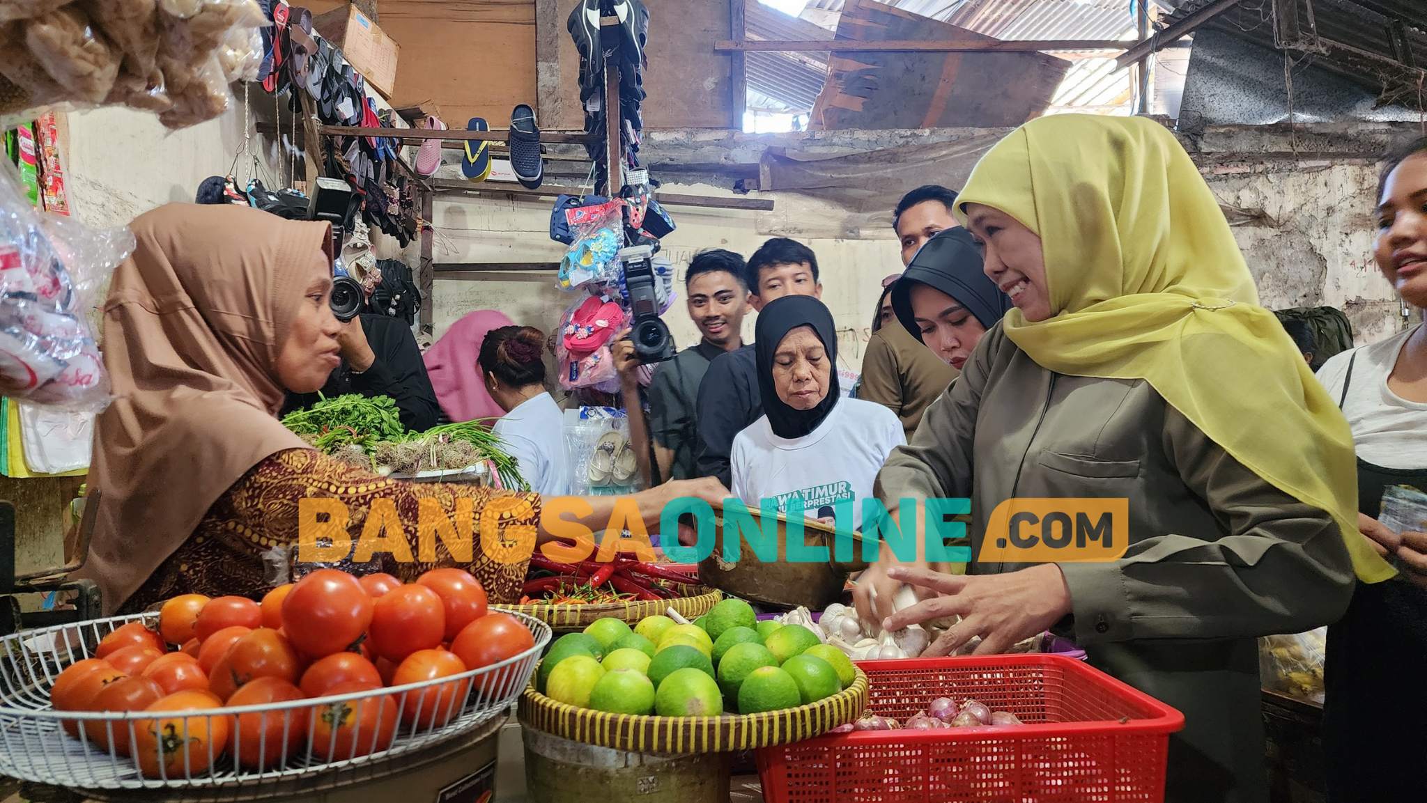 Kunjungi Pasar di Surabaya dan Beri Cek Kesehatan Gratis, Khofifah Tunjukkan Upaya 'Problem Solver'