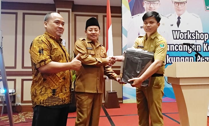Salah satu peserta workshop PPK menerima doorprize dari Wali Kota Malang Sutiaji, di Hotel Ijen Suites Malang, Selasa (03/03). foto: IWAN IRAWAN/ BANGSAONLINE