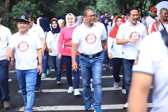 Kapolresta Sidoarjo Kombes Pol. Sumardji mendampingi Plt Bupati Sidoarjo Nur Ahmad Syaifuddin saat mengikuti jalan sehat bersama masyarakat.