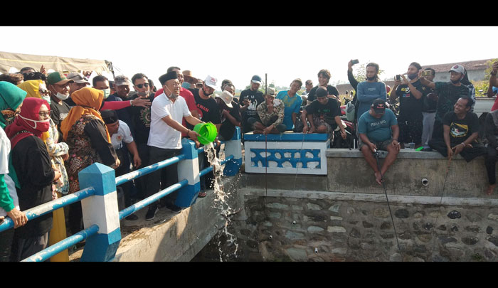 Peduli Ekosistem, Paslon Sugiri Sancoko-Lisdyarita Tebar Benih Ikan Lele 9 Kuintal