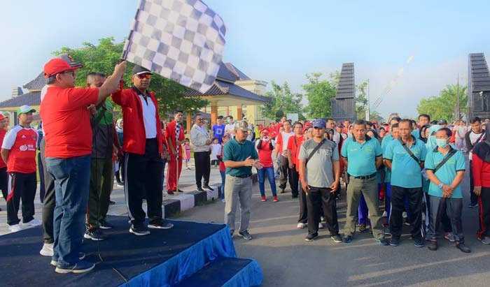 Peringatan May Day di Kabupaten Blitar Diisi Dengan Jalan Sehat Bersama Bupati