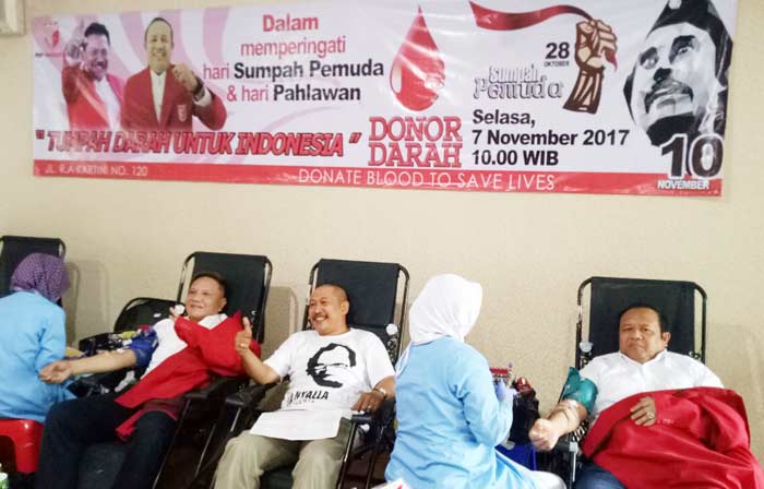 Hadiatmoko Ajak Kandidat Cagub Sumbangkan Darah di Kantor PKPI Jatim
