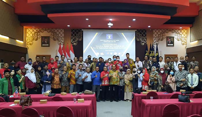 Direktur YLBH Fajar Trilaksana, Andi Fajar Yulianto, bersama para OBH saat ikuti sosialisasi RUU KUHP. Foto: Ist
