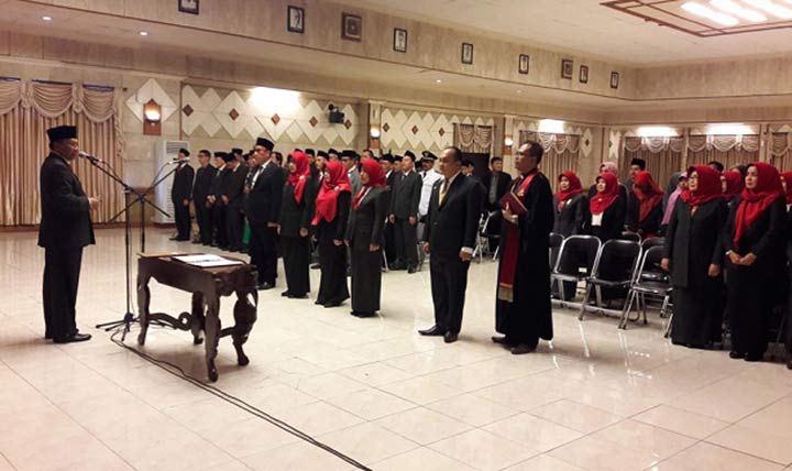 Bupati Sambari saat melantik 5 pejabat eselon IIB hasil lelang. foto: SYUHUD/ BANGSAONLINE