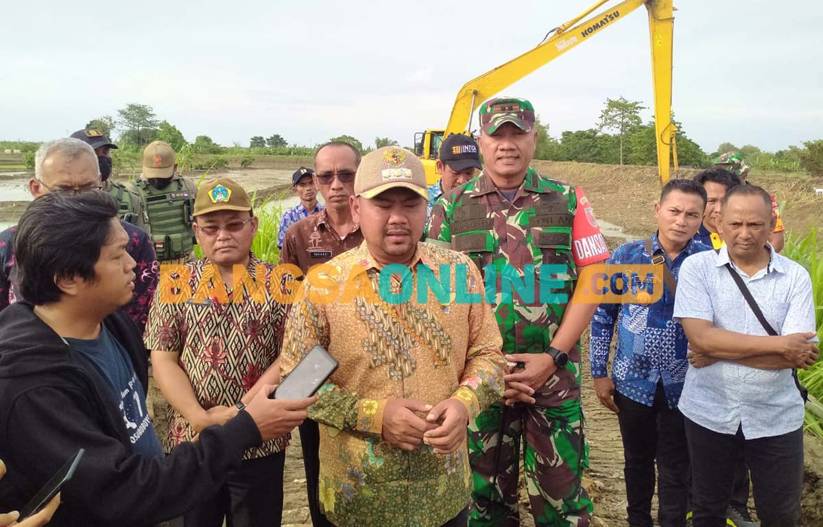Bupati Gresik Targetkan Perbaikan Tanggul Anak Kali Lamong Rampung dalam Seminggu