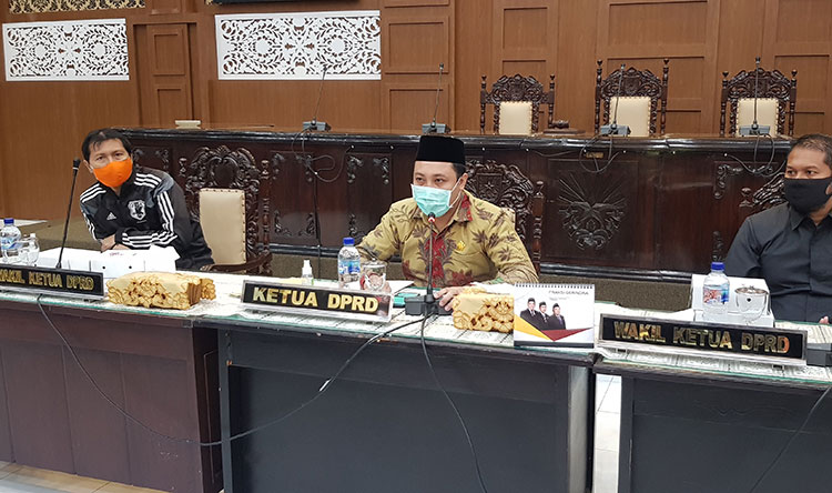 Ketua dan Wakil Ketua DPRD Kota Probolinggo saat menggelar jumpa pers. (foto: ist).