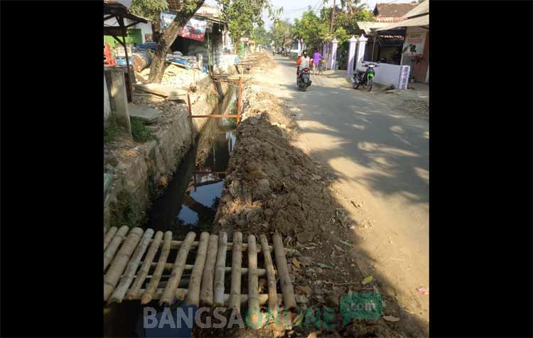 Normalisasi dan pembangunan gorong-gorong di Kecamatan Kerek yang mandek.