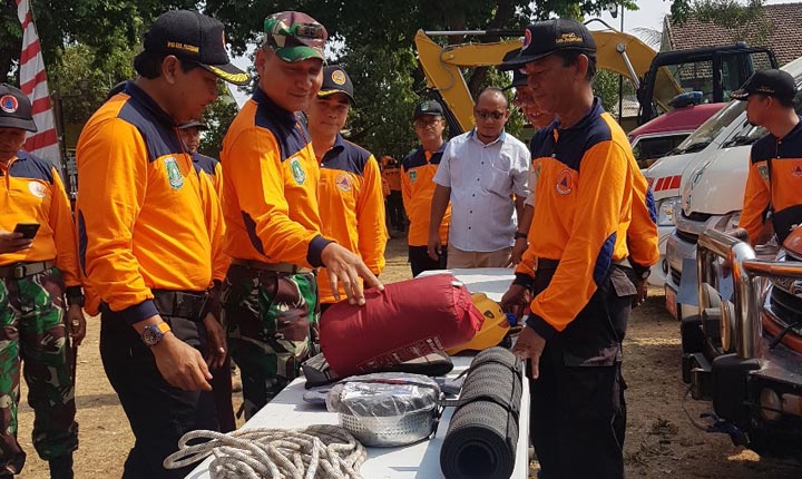 Bupati Pasuruan Irsyad Yusuf saat melihat peralatan BPBD yang disiapkan untuk penanganan bencana dalam apel, Selasa (3/12) kemarin.