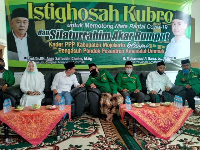 Prof. Dr. KH. Asep Saifuddin Chalim bersama Ikfina Fahmawati dan Gus Barra dalam acara Istighasah Kubro untuk Memotong Mata Rantai Covid-19 dan Silaturahim Akar Rumput Kader PPP Kabupaten Mojokerto Bersama Pengasuh Pondok Pesantren Amanatul Ummah Prof. Dr. KH. Asep Saifuddin Chalim, M.Ag dan Ketua Yayasan Amanatul Ummah, Ahad (12/7/2020). foto: MMA/ bangsaonline.com