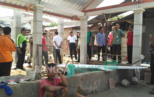 Komisi B DPRD Tuban saat meninjau pembanguan pasar Desa Punggulrejo. foto: AHMAD/ BANGSAONLINE