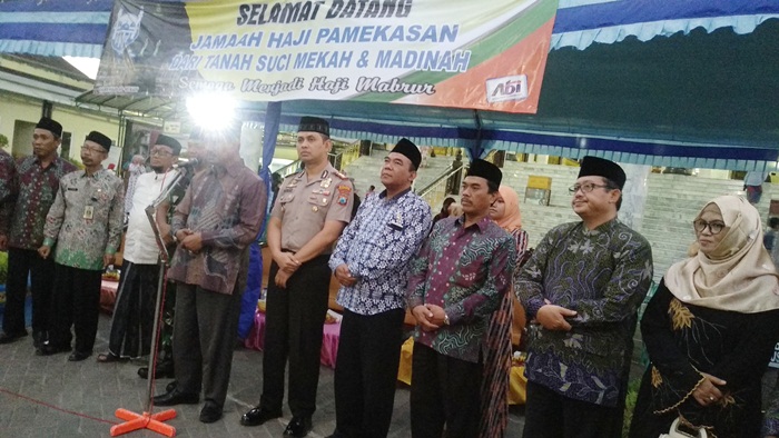 Jemaah Haji Pamekasan saat disambut di gerbang Masjid Agung As'y Shuhada.