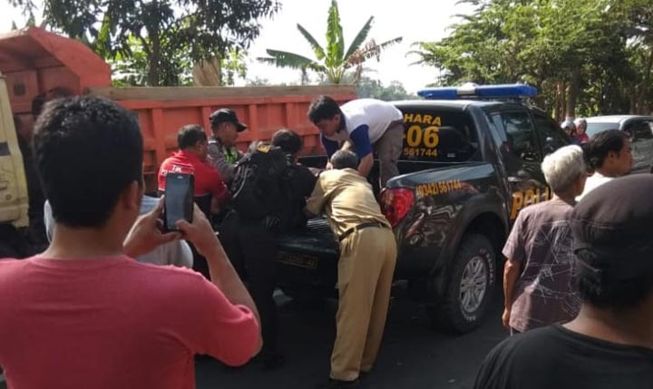 Korban hendak dievakuasi ke rumah sakit.