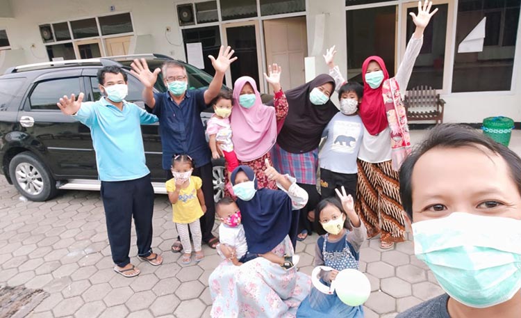 11 pasien yang telah dinyatakan sembuh dari Covid-19 di Kabupaten Probolinggo foto bersama.