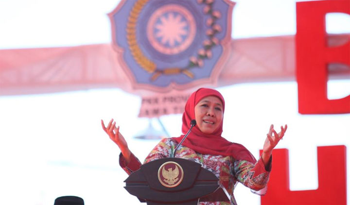 Khofifah dalam acara Bulan Bakti Gotong Royong Masyarakat (BBGRM) dan Hari Kesatuan Gerak PKK ke-47 di Pantai krapuh Situbondo, Sabtu (19/10). foto: ist