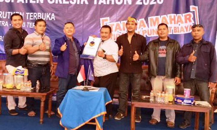 Sunyoto bersama tim Ahmad Nadir saat ambil form pendaftaran bacabup di DPD Nasdem. foto: SYUHUD/ BANGSAONLINE.