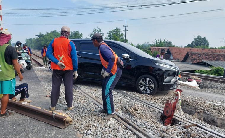 Antisipasi Pergeseran Rel, PT KAI Daop 7 Lakukan Perawatan JPL di Wilayah Saradan