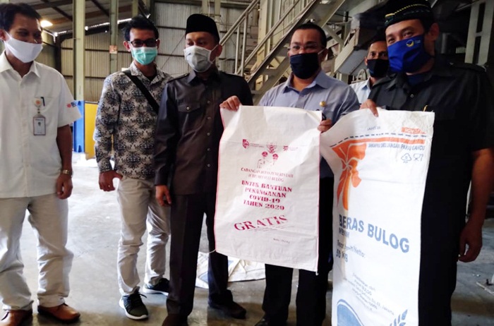 Sidak, DPRD Jember Temukan Foto Bupati dan Wabup di Karung Beras Bantuan Bulog