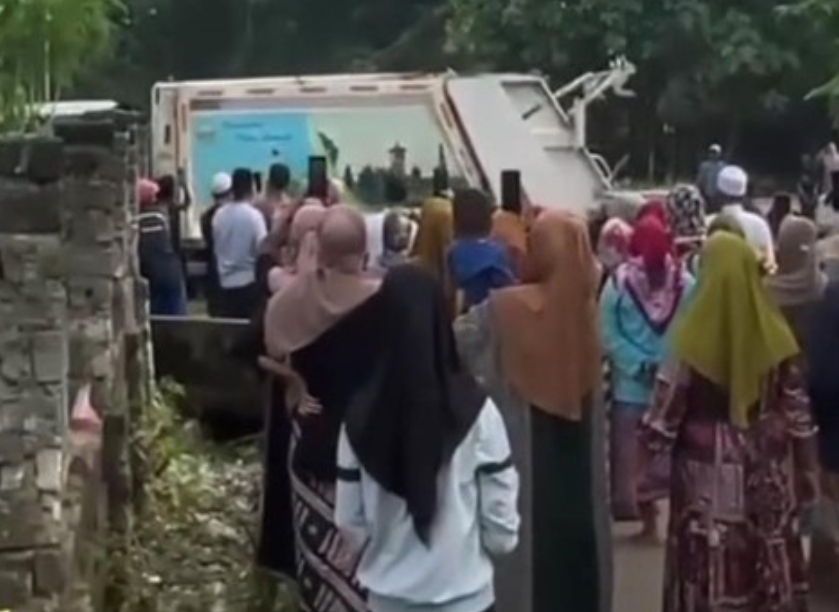 Diduga Aksi Penolakan, Truk Sampah Diadang Warga dari 2 Desa di Klampis Bangkalan