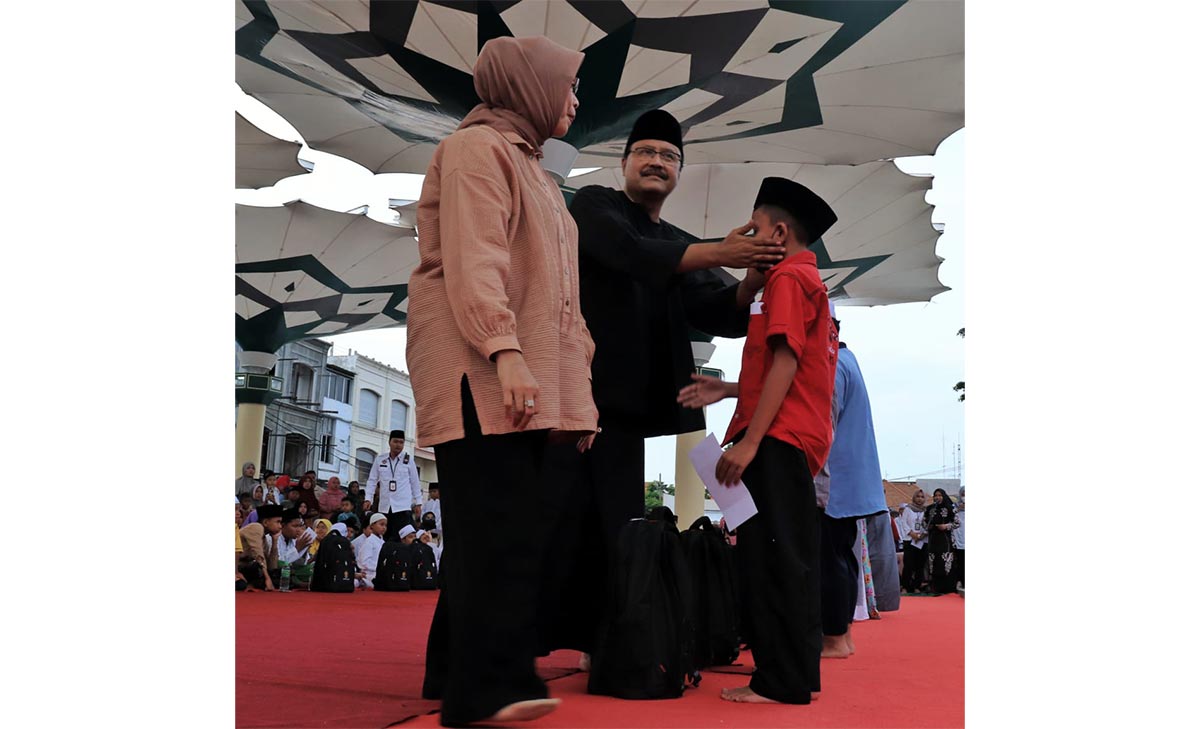 Wali Kota Saifullah Yusuf didampingi Ketua TP PKK Kota Pasuruan saat memberikan santunan kepada anak yatim secara simbolis.