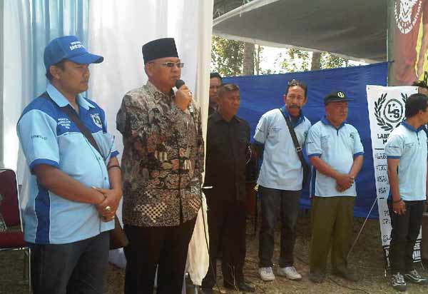 Bupati Malang, H Rendra Kresna saat membuka lomba burung berkicau tingkat nasional di Kabupaten Malang. (foto: tuhu priyono/BANGSAONLINE)