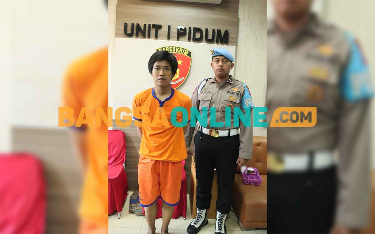 Tersangka saat diekspose petugas. Foto: SYUHUD/BANGSAONLINE
