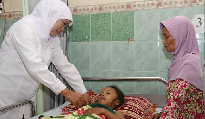 Jenguk Korban Ambruknya SDN Gentong, Khofifah: Mereka harus Dapat Trauma Healing and Counseling