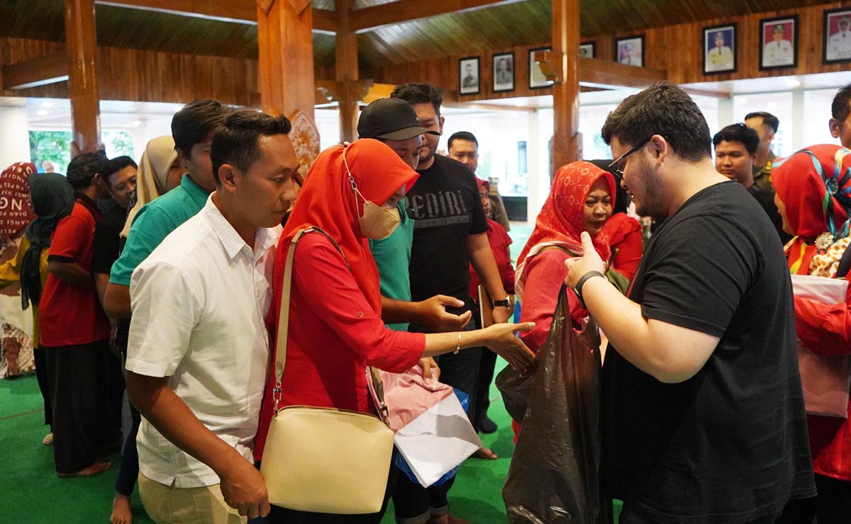 Jumat Ngopi, Bupati Kediri Bagikan Bendera Merah Putih