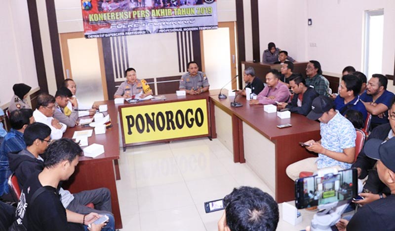 Kapolres Ponorogo AKBP Arief Fitrianto bersama jajaran personel Polres Ponorogo saat menggelar rilis pers di penghujung tahun.