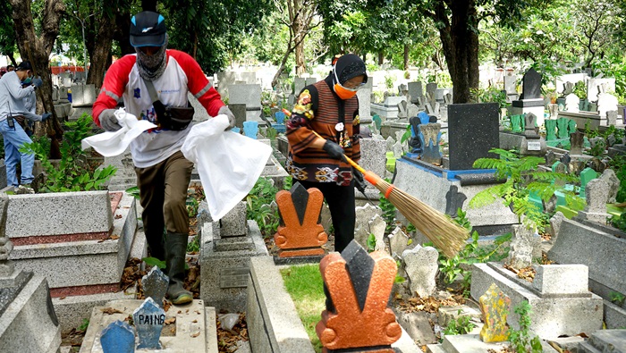 Kunjungi TKP di Mbah Ratu, Wali Kota Risma Langsung Pimpin Kerja Bakti