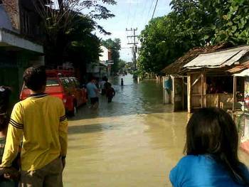 banjir.... ini ujian atau adzab dari tuhan? foto:eky nur hadi/BangsaOnline